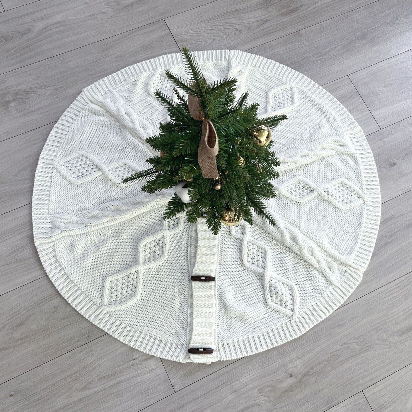 Knitted Christmas Tree Skirt in Red and Khaki - Decorative Capes for Festive Seasons