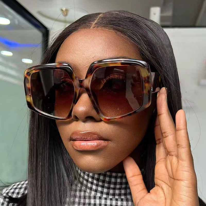 Trendy Oval Frame Sunglasses for Women