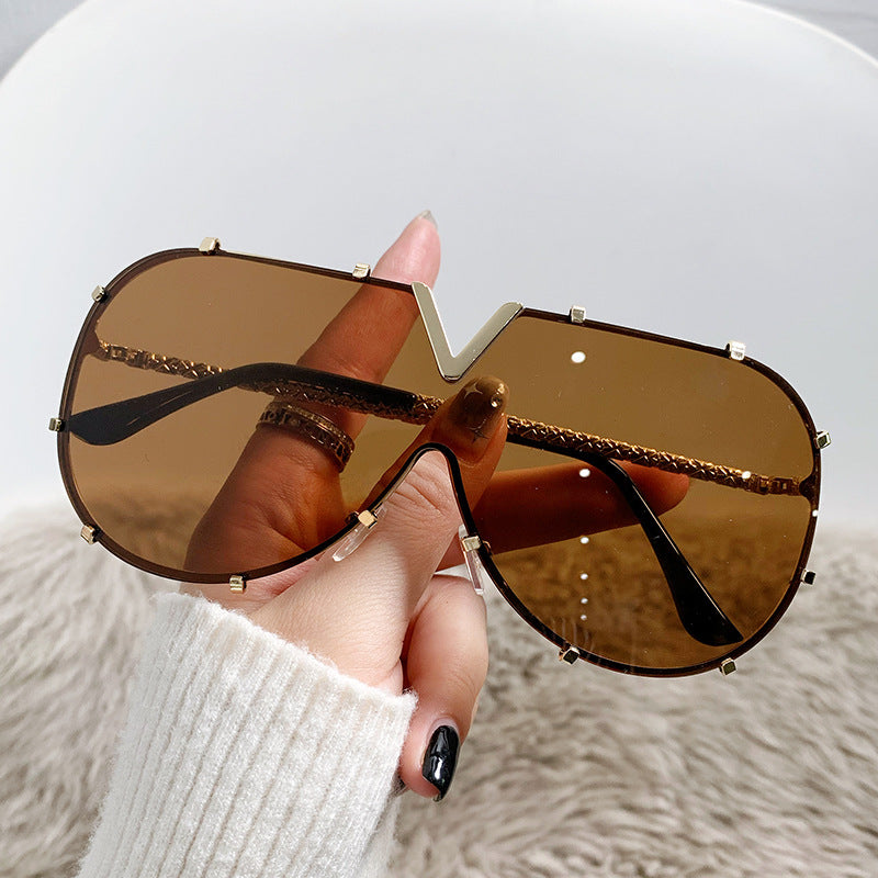 Fashionable Metal Frame Oval Sunglasses UV400 Protection