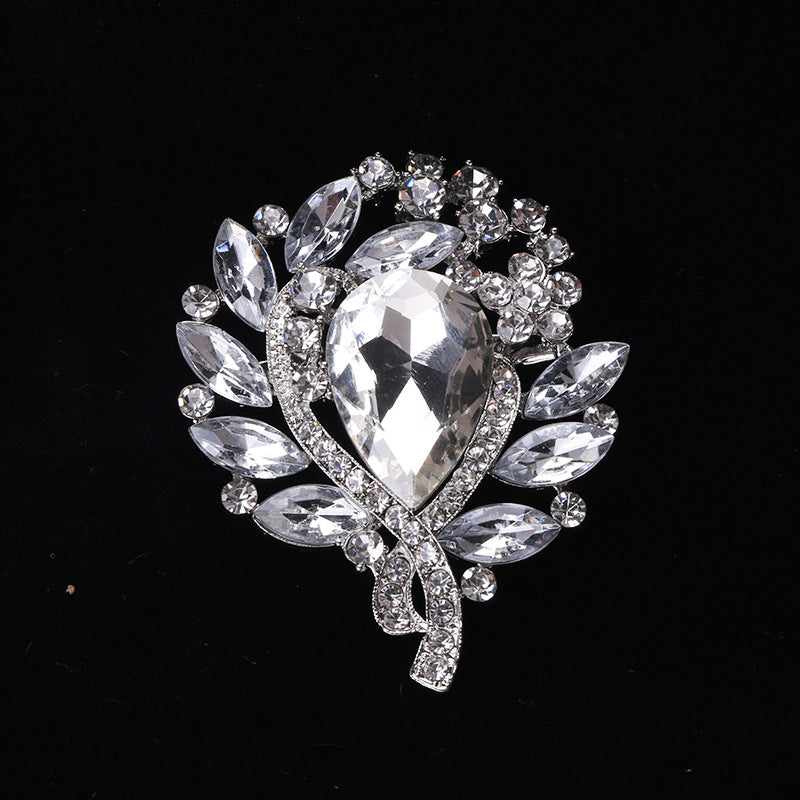 Creative Alloy Cat Brooch Crystal Glass Pin Fashion Accessory