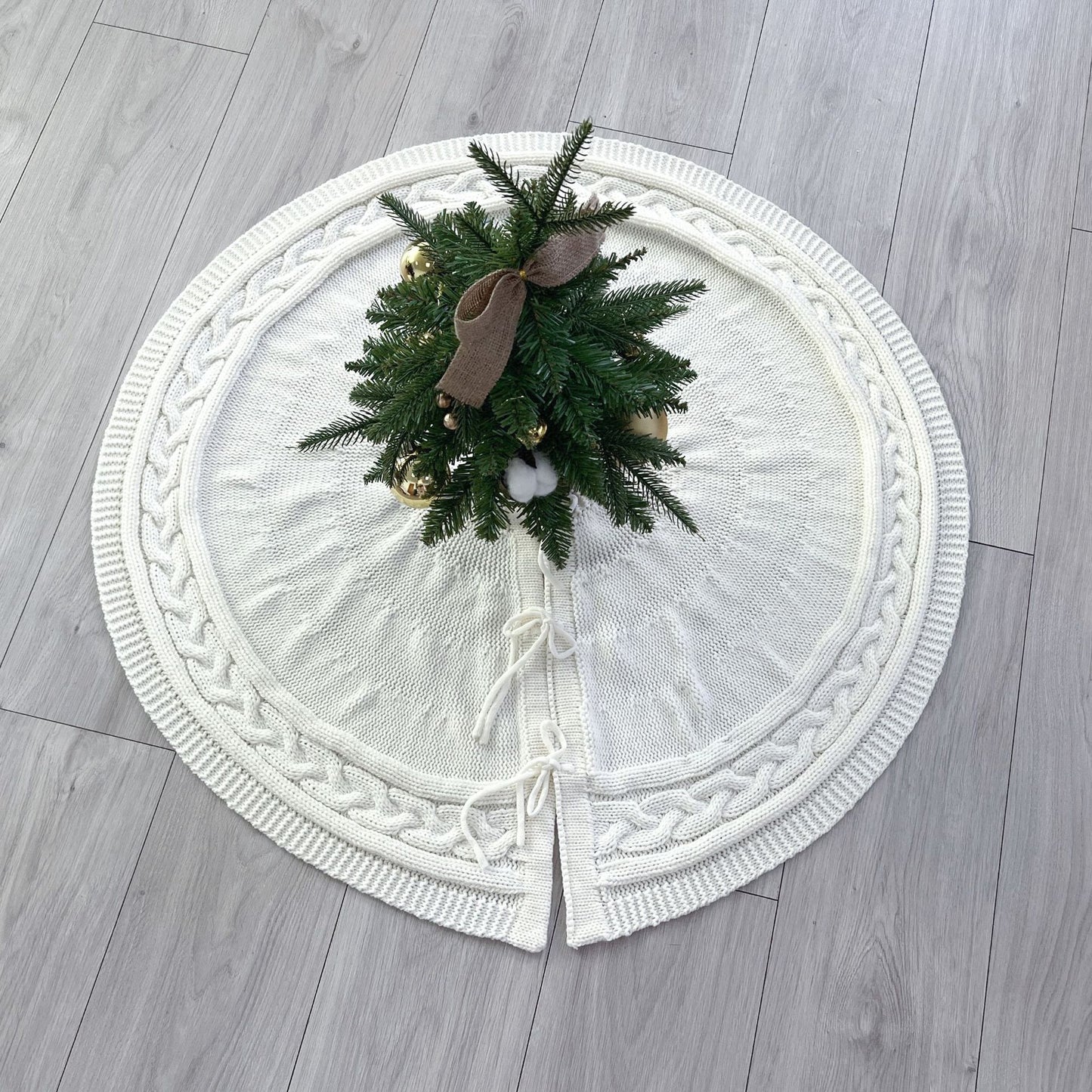 Knitted Christmas Tree Skirt in Red and Khaki - Decorative Capes for Festive Seasons