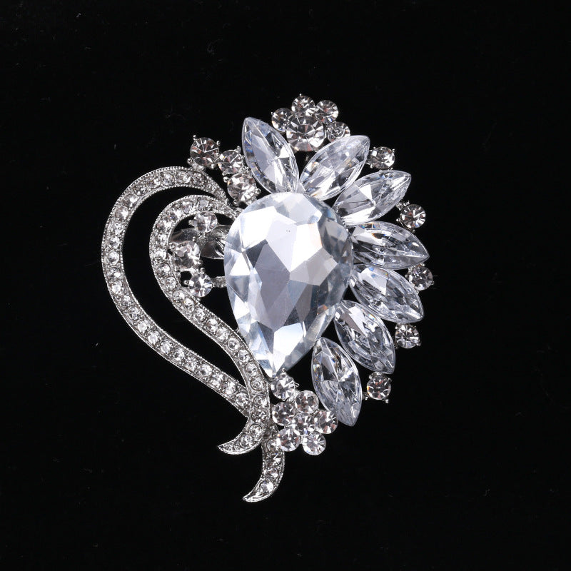 Creative Alloy Cat Brooch Crystal Glass Pin Fashion Accessory