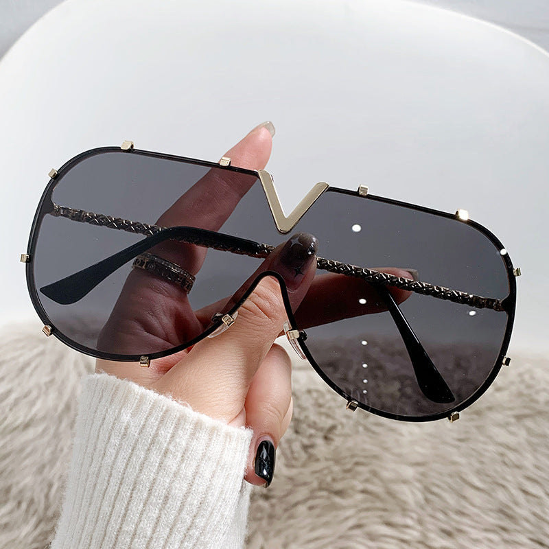 Fashionable Metal Frame Oval Sunglasses UV400 Protection