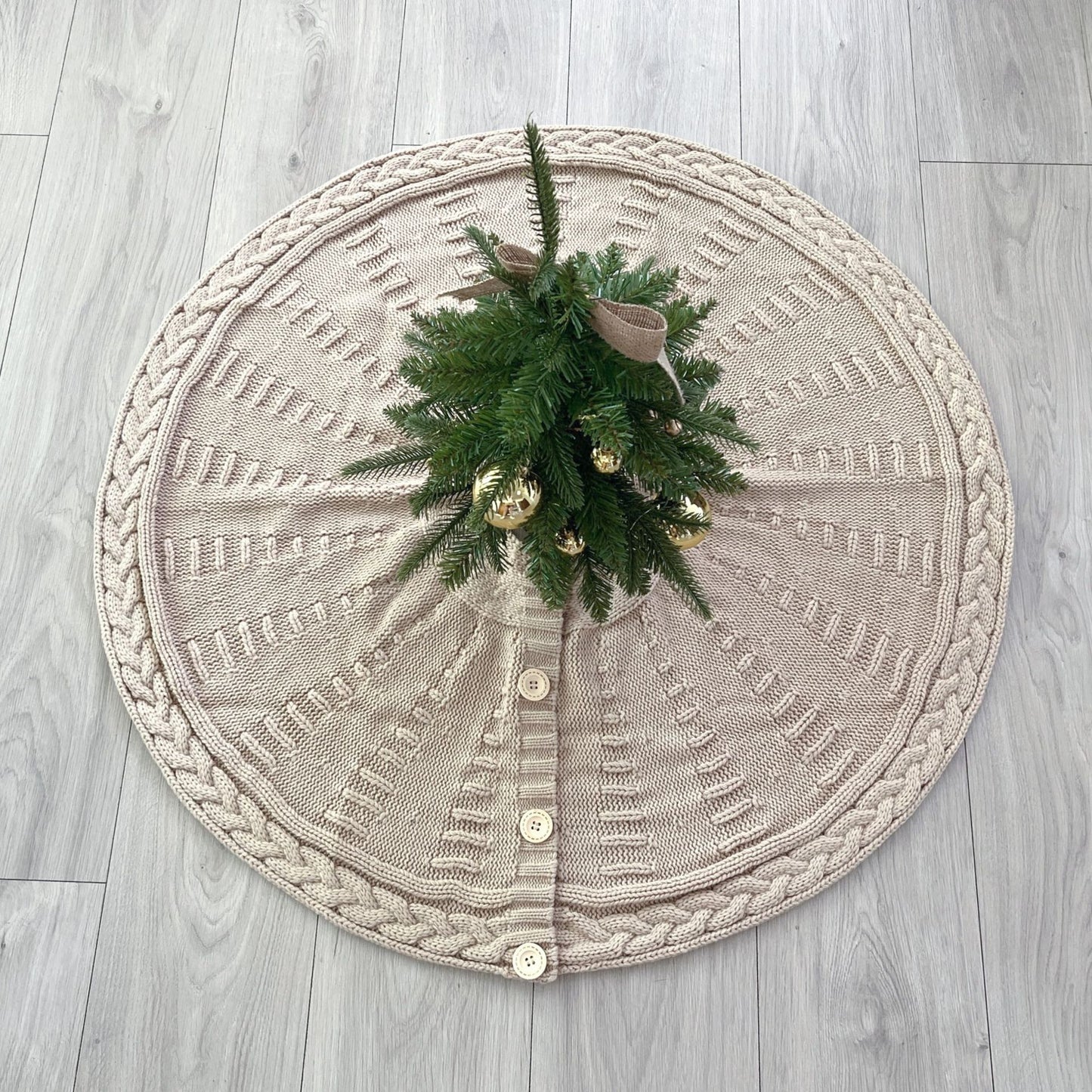 Knitted Christmas Tree Skirt in Red and Khaki - Decorative Capes for Festive Seasons