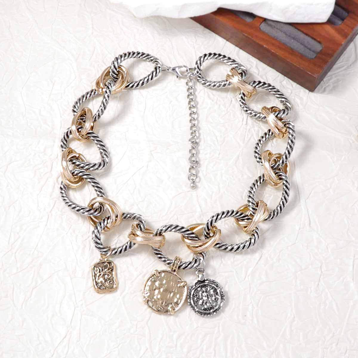 Alloy Geometric O Ring Badge Necklace Casual Chic