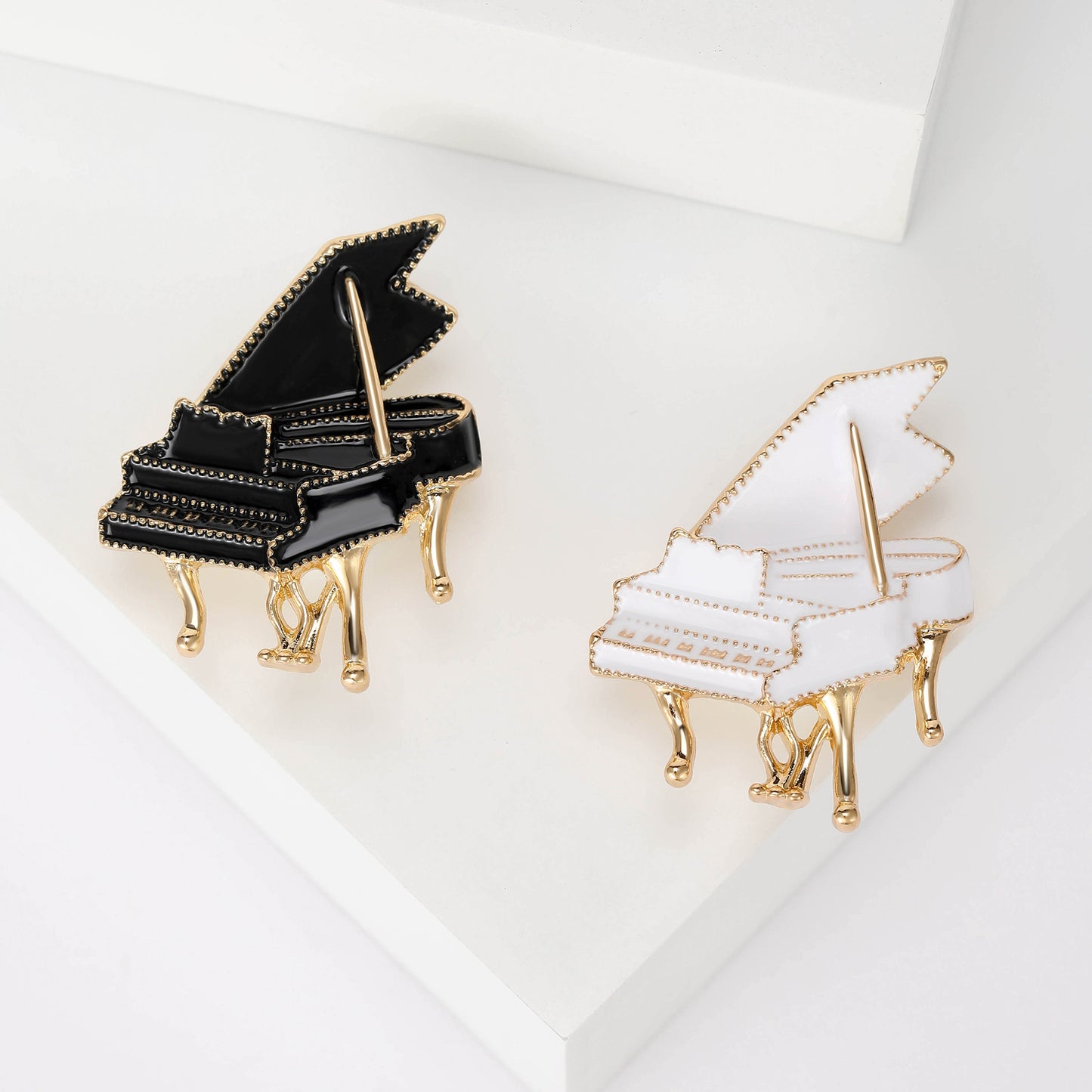Trendy Enamel Piano Brooch Alloy Pin for Fashionable Attire