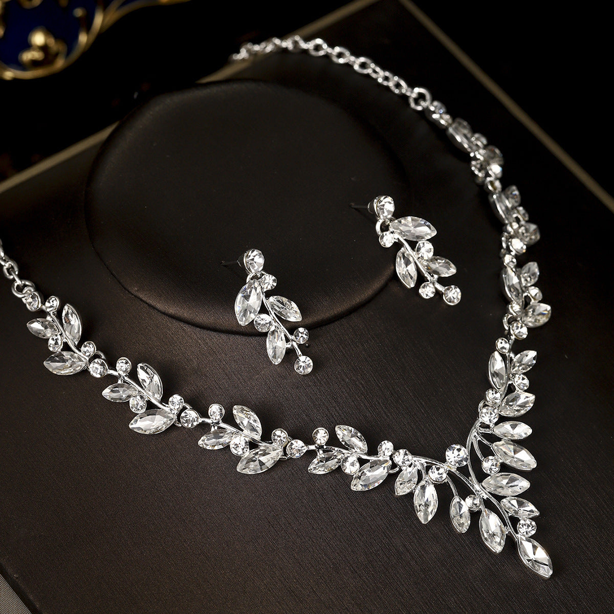 Bridal Jewelry Set With Flower Design Necklace And Earrings