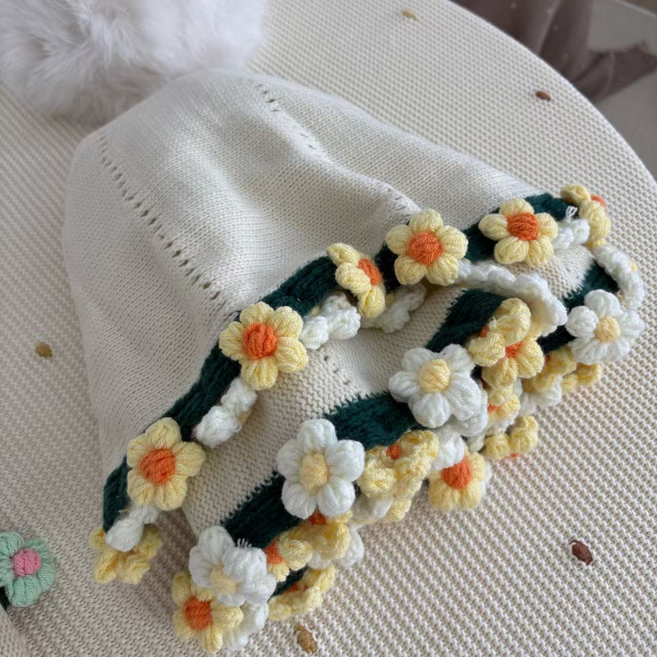 Handcrafted Floral Crochet Blanket - Daisy Pattern Plush Throw
