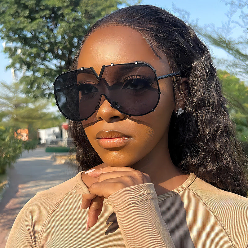 Fashionable Metal Frame Oval Sunglasses UV400 Protection