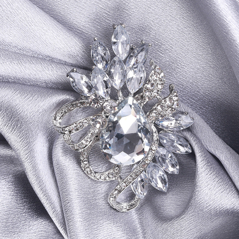Creative Alloy Cat Brooch Crystal Glass Pin Fashion Accessory