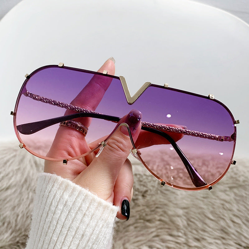 Fashionable Metal Frame Oval Sunglasses UV400 Protection