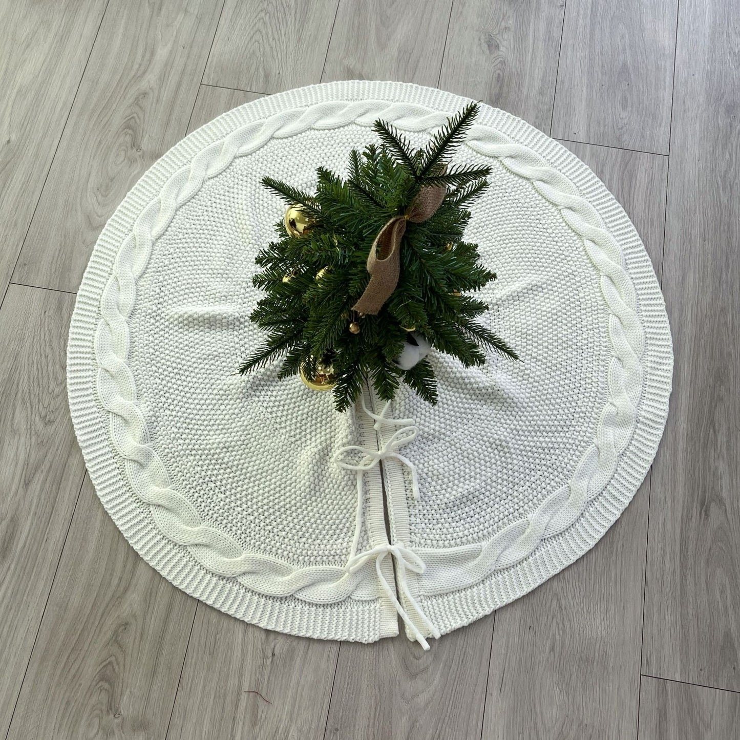 Knitted Christmas Tree Skirt in Red and Khaki - Decorative Capes for Festive Seasons