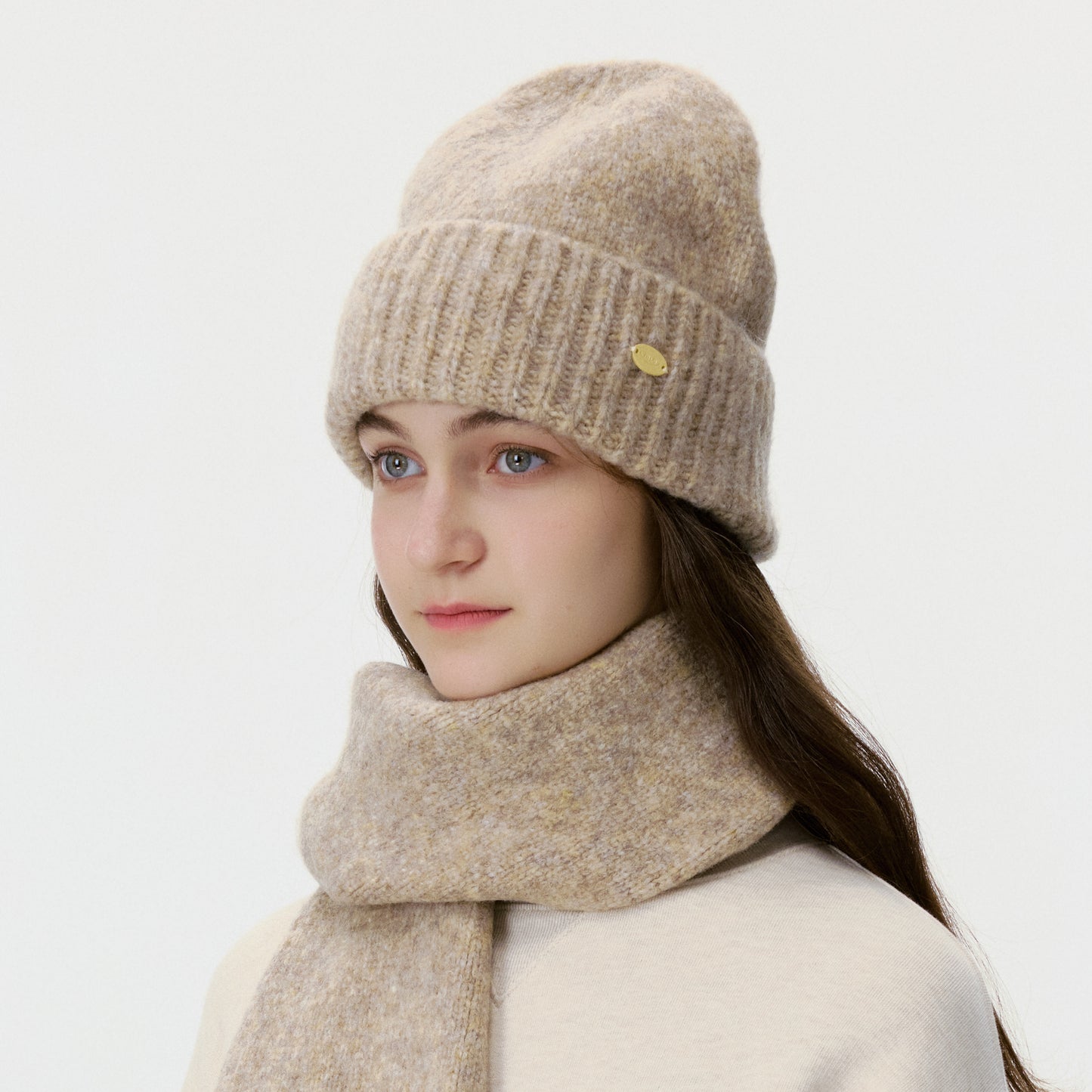 Solid Color Knitted Beanie for Men and Women - Stylish and Warm