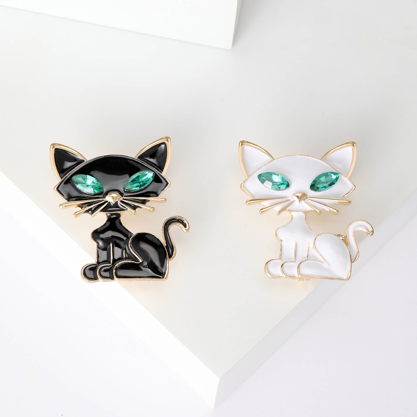Fashionable Cat Enamel Brooch Crystal Pin for Suits