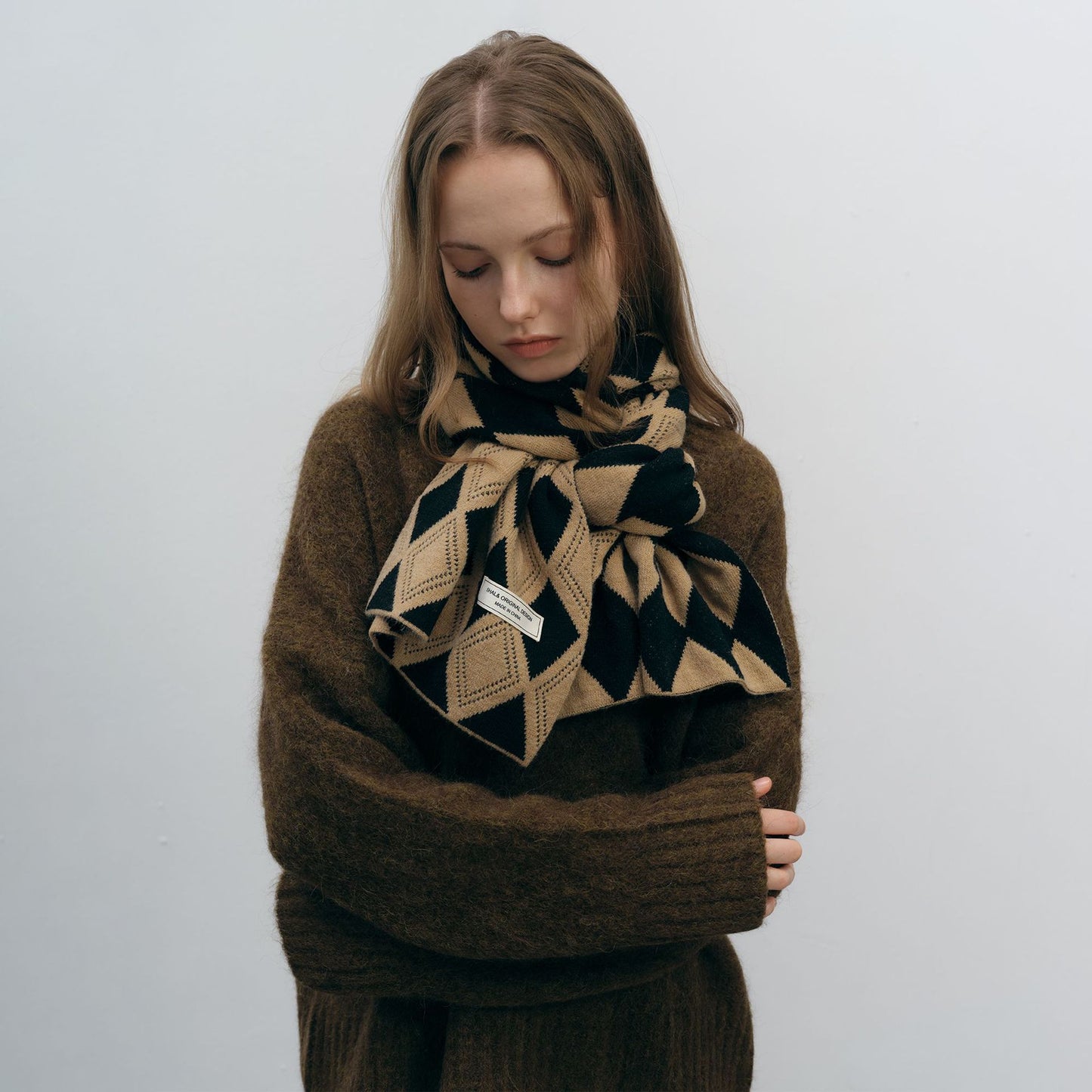 Chic Designer Diamond Woven Scarf for Women - Versatile & Warm