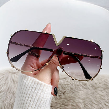 Fashionable Metal Frame Oval Sunglasses UV400 Protection