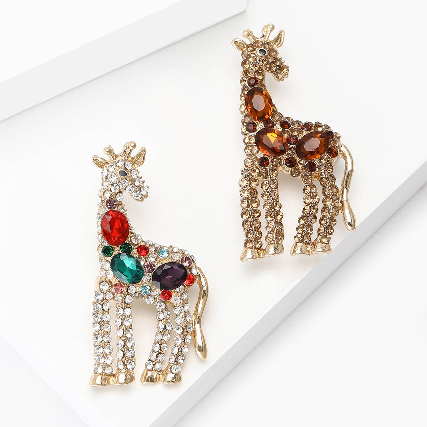 Stylish Giraffe Brooch with Gemstones for Unisex Fashion Accessories
