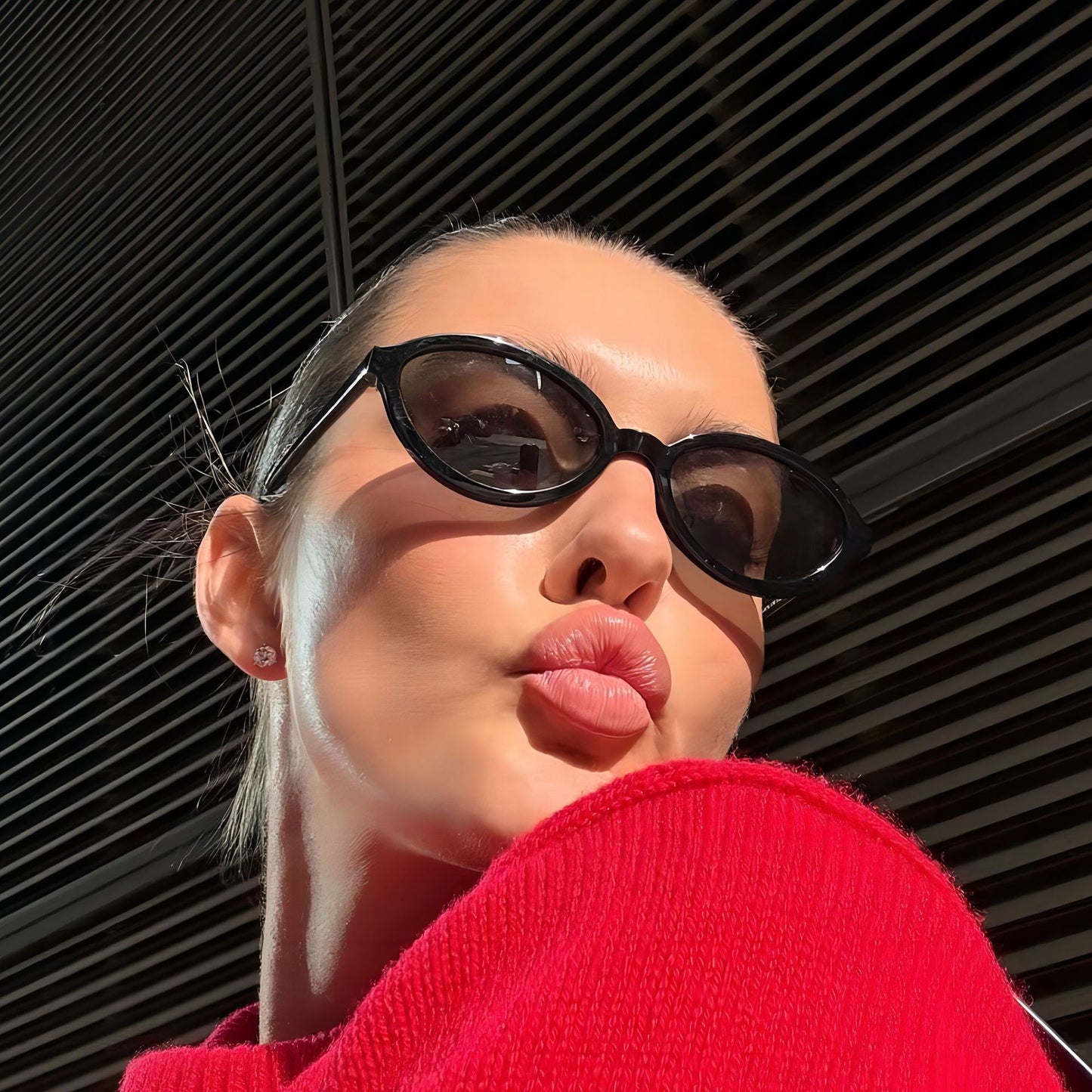 Trendy Oval Sunglasses for Fashionable Casual Wear