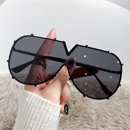 Fashionable Metal Frame Oval Sunglasses UV400 Protection
